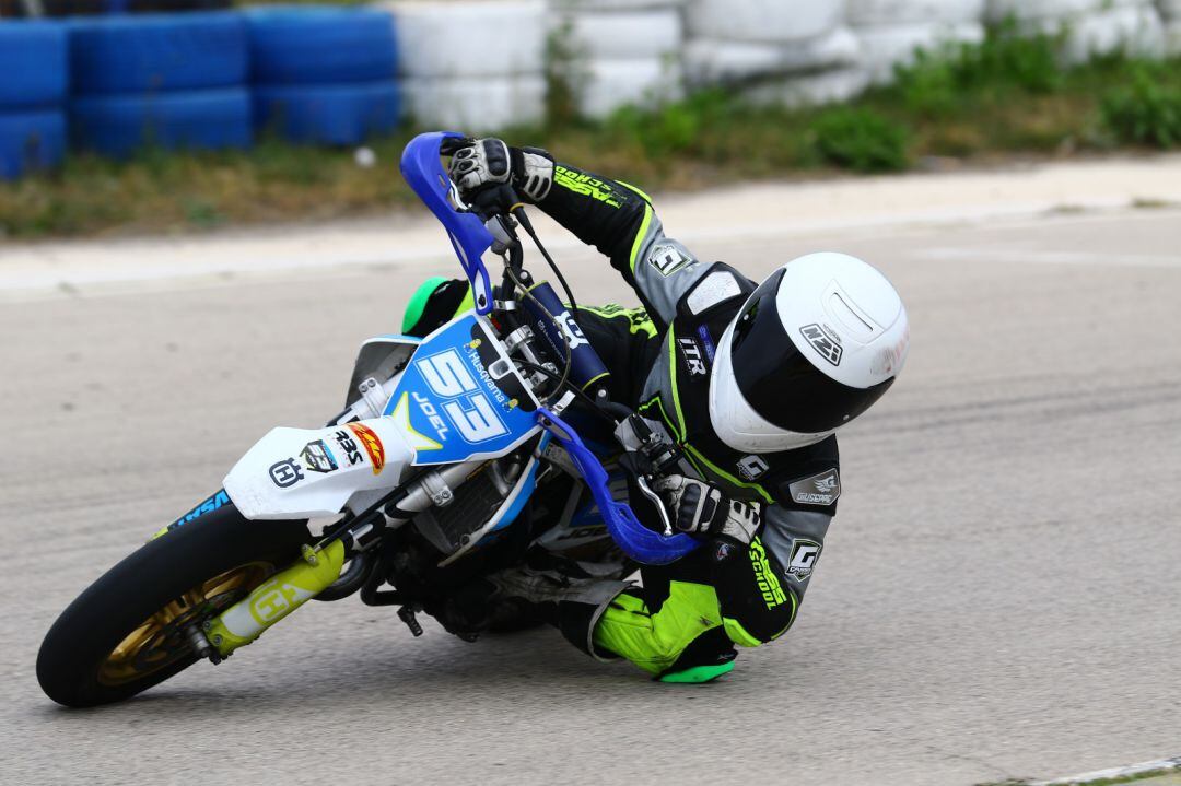 Joel Valero trazando una curva