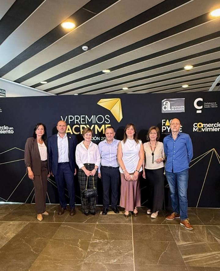 Galardonados con la alcaldesa y el concejal de comercio de Biar