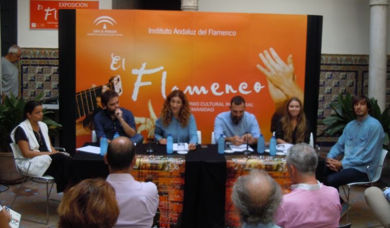 En la imagen, la directora del Instituto Andaluz del Flamenco, Mari Ángeles Carrasco, junto a algunos de los participantes en la cita tetuaní