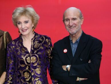 El director de la Seminci, Javier Angulo, posa en la alfombra roja junto a la actriz Marisa Paredes
