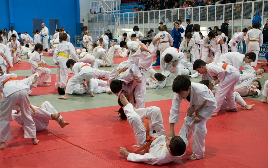 Los judokas más pequeños pasaron una animada jornada en Binéfar