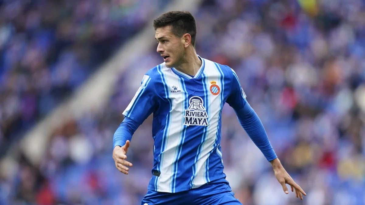 El mexicano sigue sin entrenar con el grupo para forzar su salida del Espanyol.