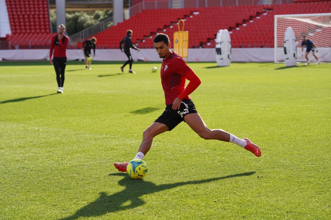 Chumi en el entrenamiento del Almería. 