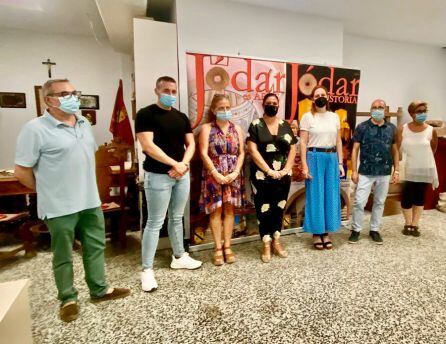 Foto de familia de la visita al museo, delegada, Marian Adán, tercera por la izquierda, acompañada por alcaldesa, concejales y cronista oficial