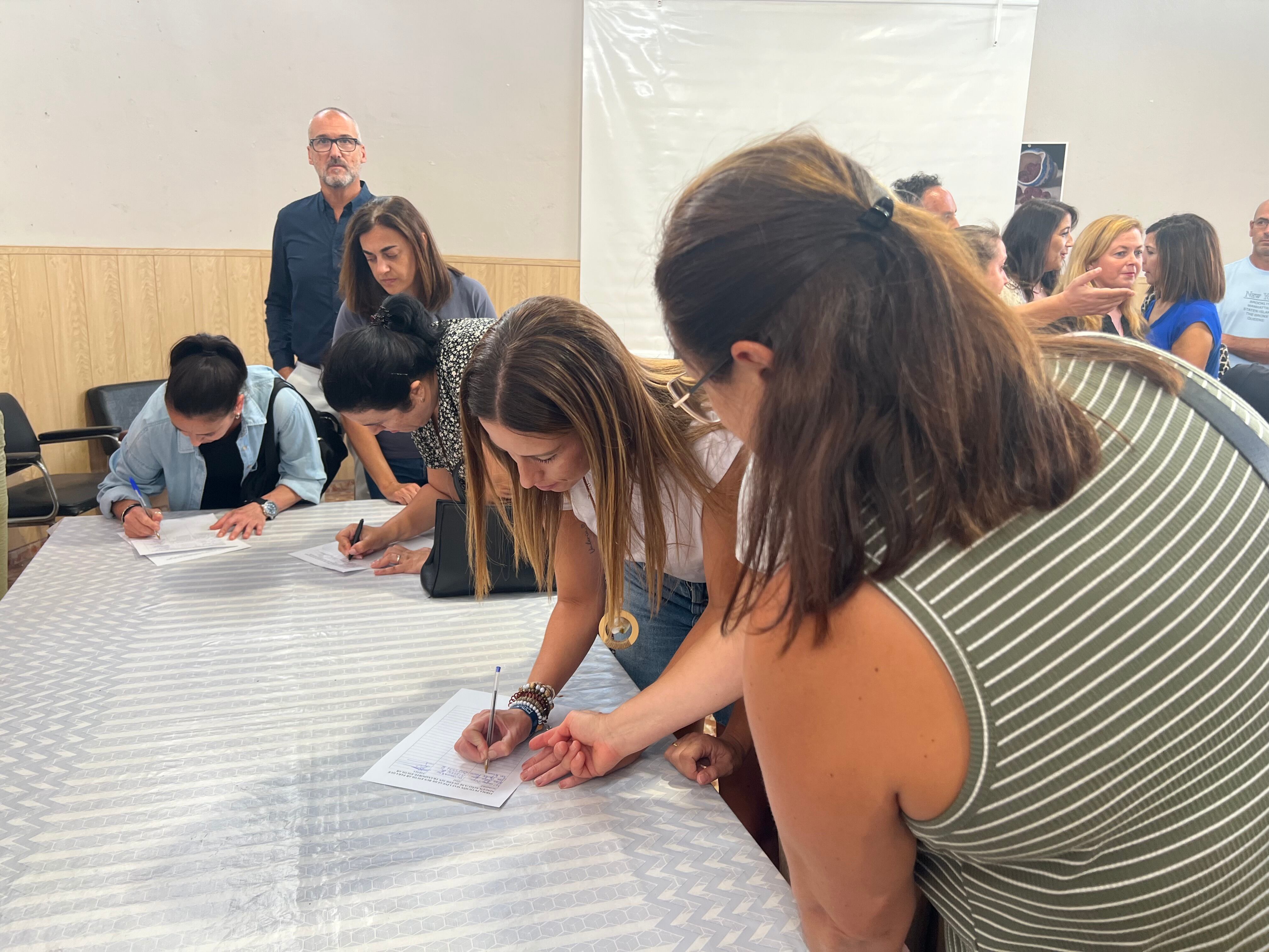 Vecinos firmando la propuesta para exigir al Ayuntamiento de Ronda una solución urgente al servicio de transporte escolar urbano