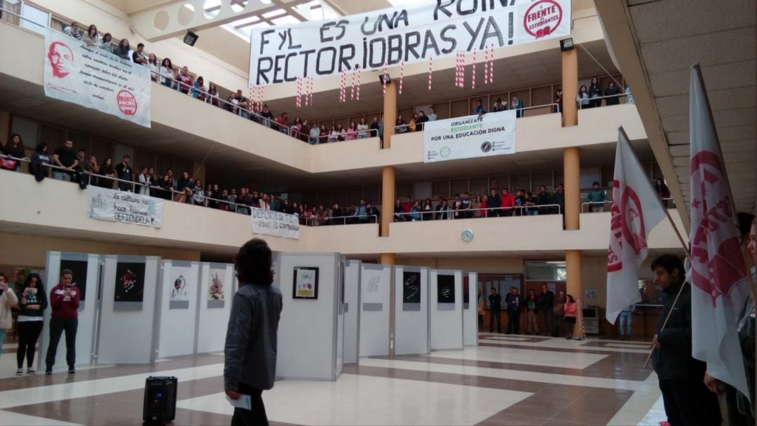 Estudiantes, profesores y trabajadores de la Facultad de Filosofía y Letras han analizado esta mañana la situación del centro