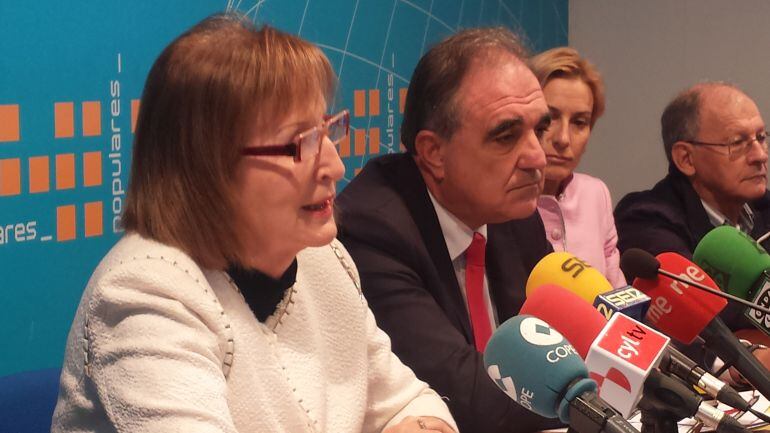 En primer término la parlamentaria nacional del PP, Celinda Sánchez. A continuación José Antonio Rubio y Marta Domínguez que han expresado su deseo de seguir en el senado una legislatura más.