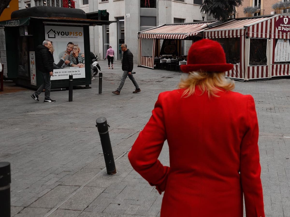 El rojo que rompe el gris: la imagen de la semana en la plaza de las Flores