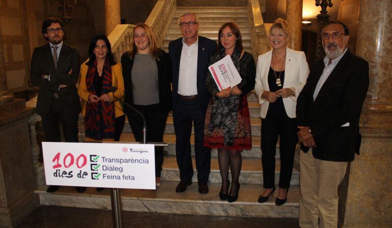 L'alcalde Ballesteros amb els regidors a l'entrada del consistori.