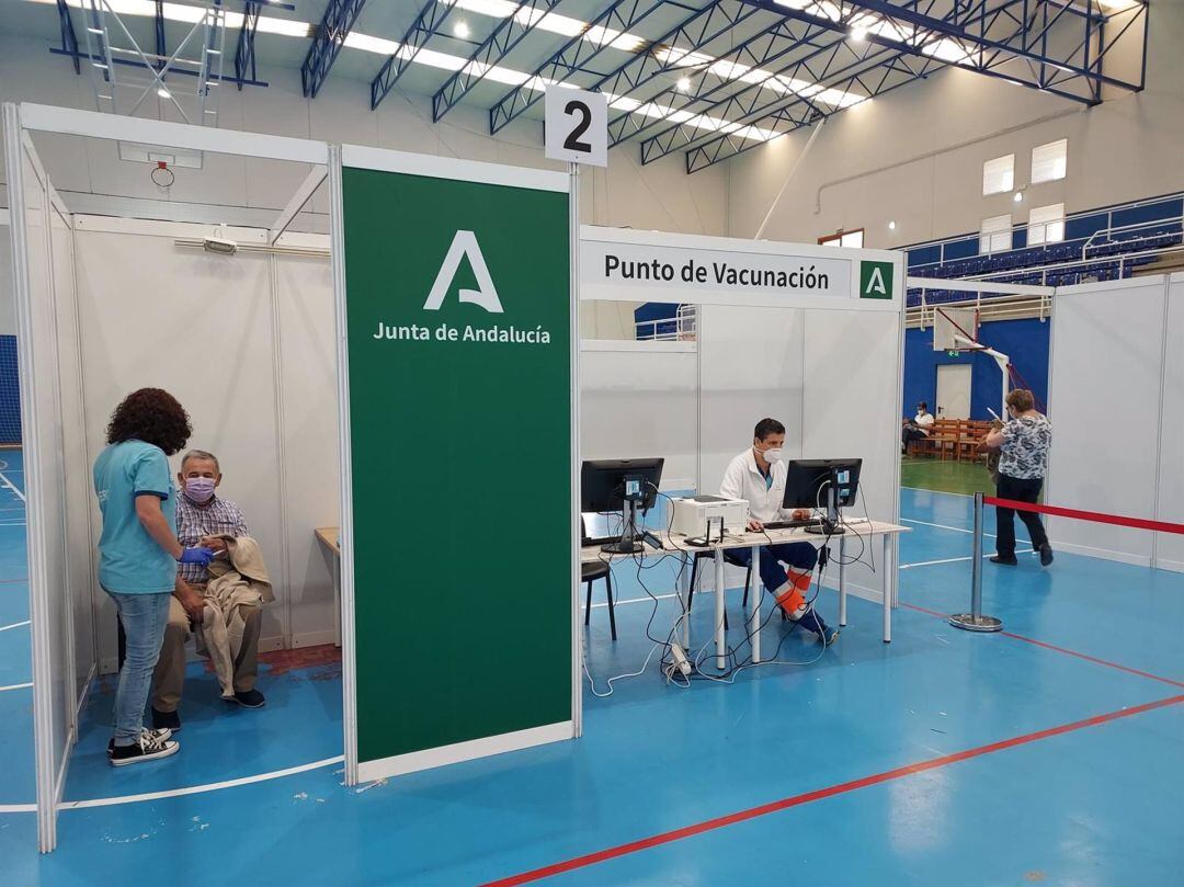 Punto de vacunación en el pabellón Vega-Veguita de Jerez