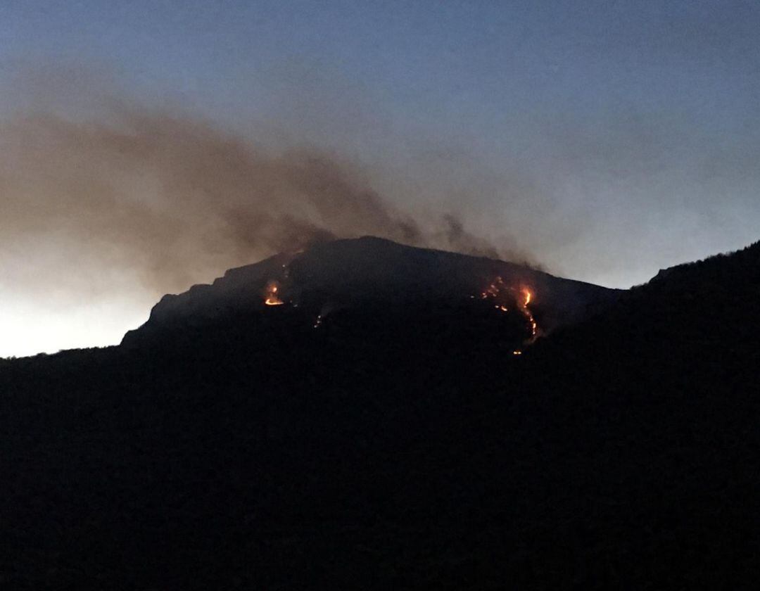 Imagen del incendio declarado de madrugada en el monte Zabalegi