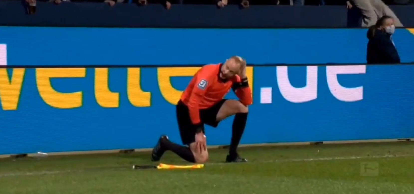 El Bochum - Gladbach, suspendido por un lanzamiento a un linier