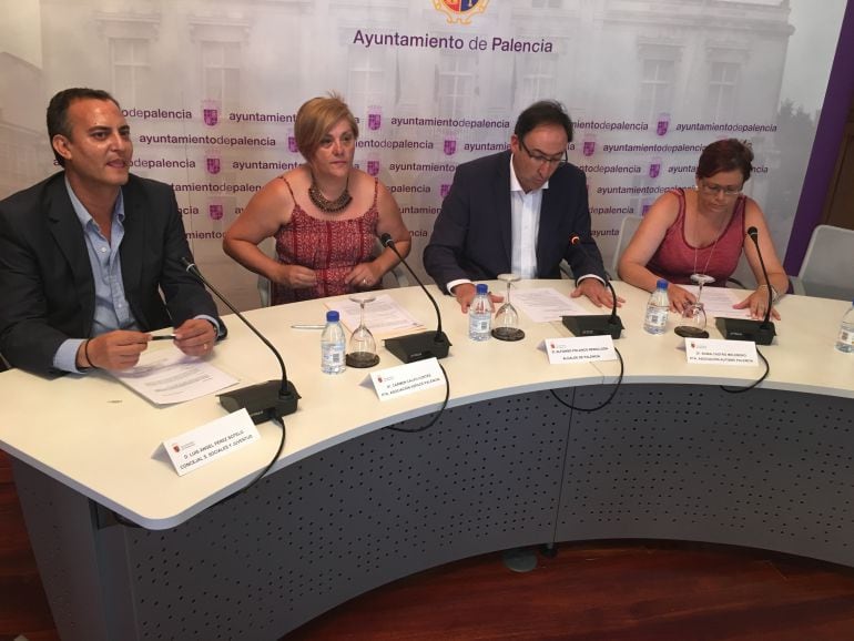 De izquierda a derecha; Luis Ángel Pérez , Concejal de Servicios Sociales; Carmen Calvo, presidenta de ASPACE Palencia, Alfonso Polanco, alcalde Palencia y Sonia Castro, presidenta de la asociación de Autismo Palencia