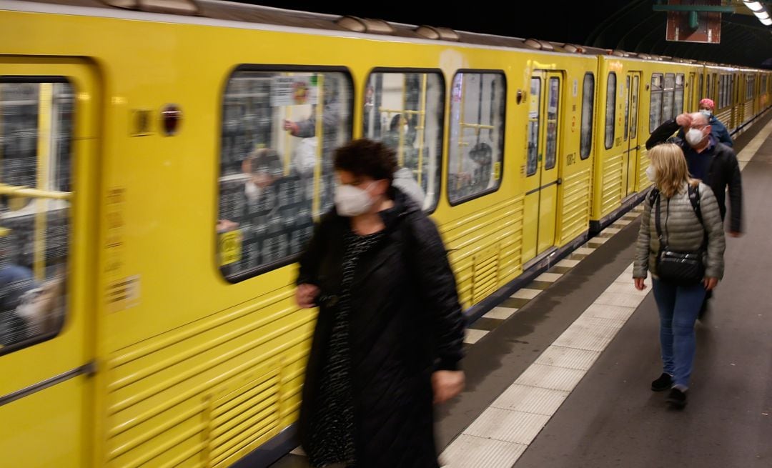 Varios pasajeros en el metro de Berlín con mascarilla FFP2.