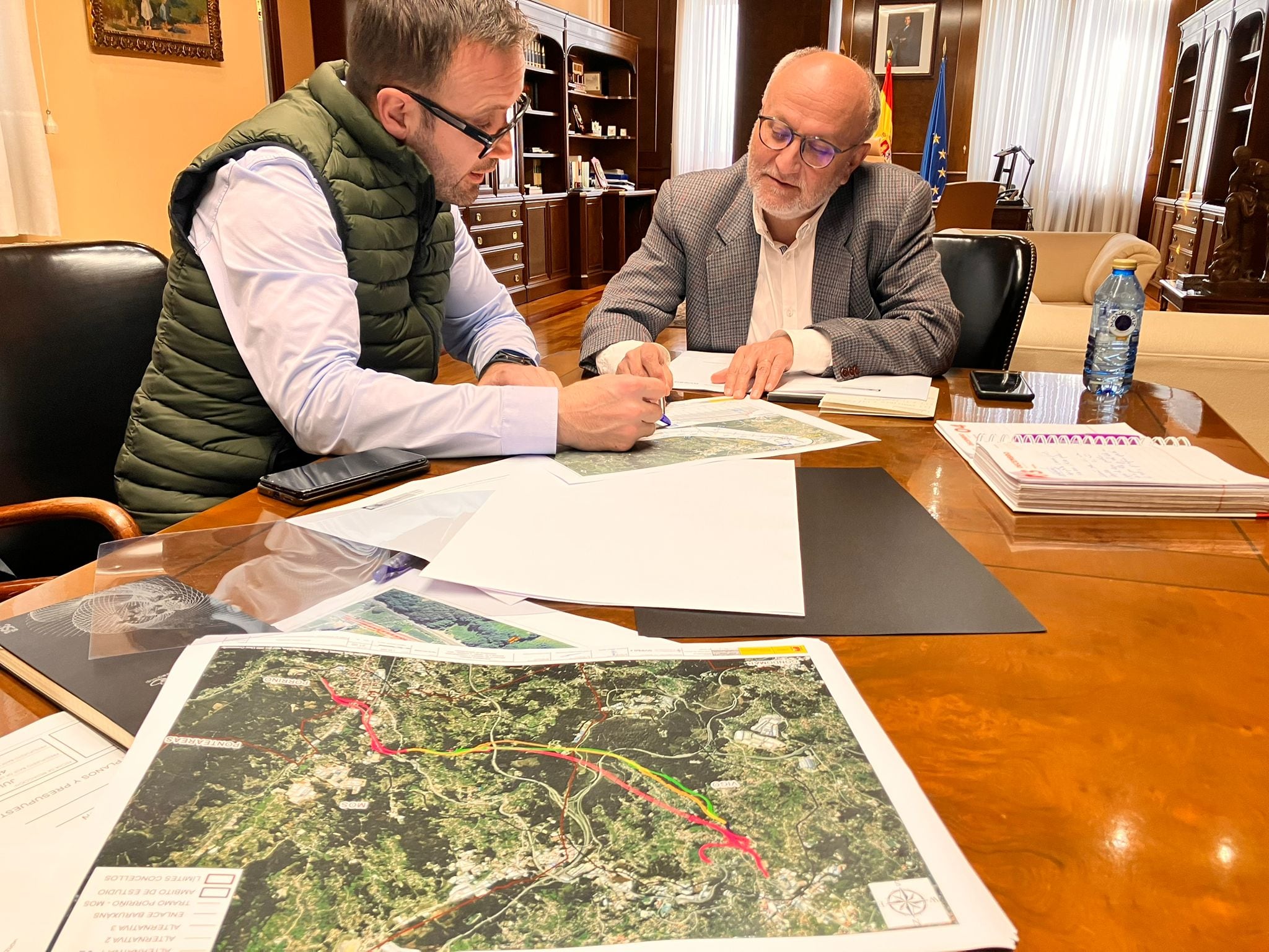 Abel Losada, subdelegado del Gobierno en Pontevedra, analiza el trazado de la A-52