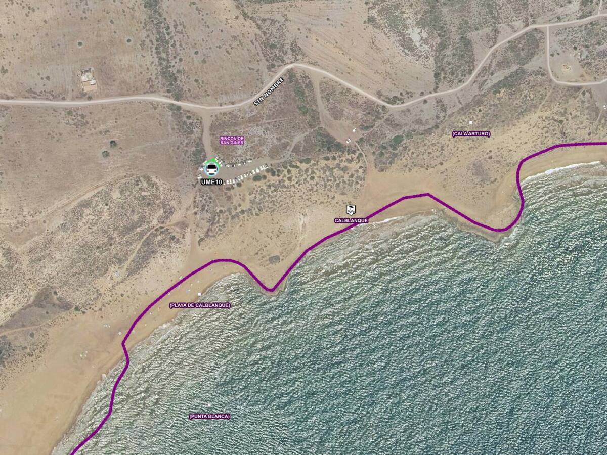 Rescatan a dos personas que no podían salir del agua en Calblanque