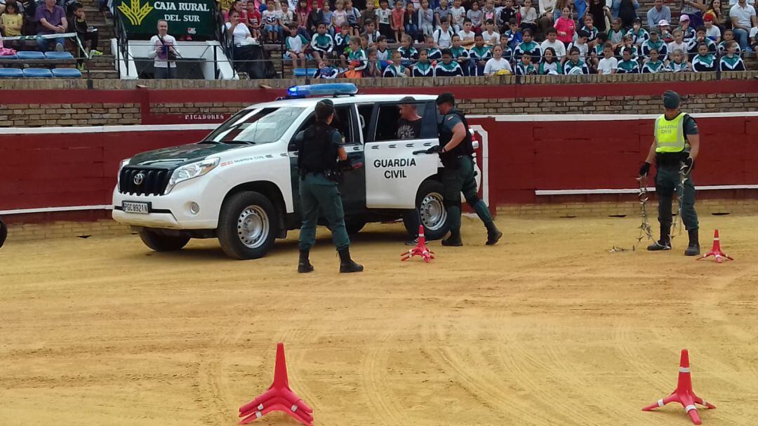 Agentes de la Guardia Civil en la Jornada de Puertas Abiertas en la Plaza de Toros.