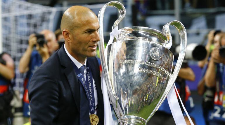 Zidane, con el trofeo de la Champions 