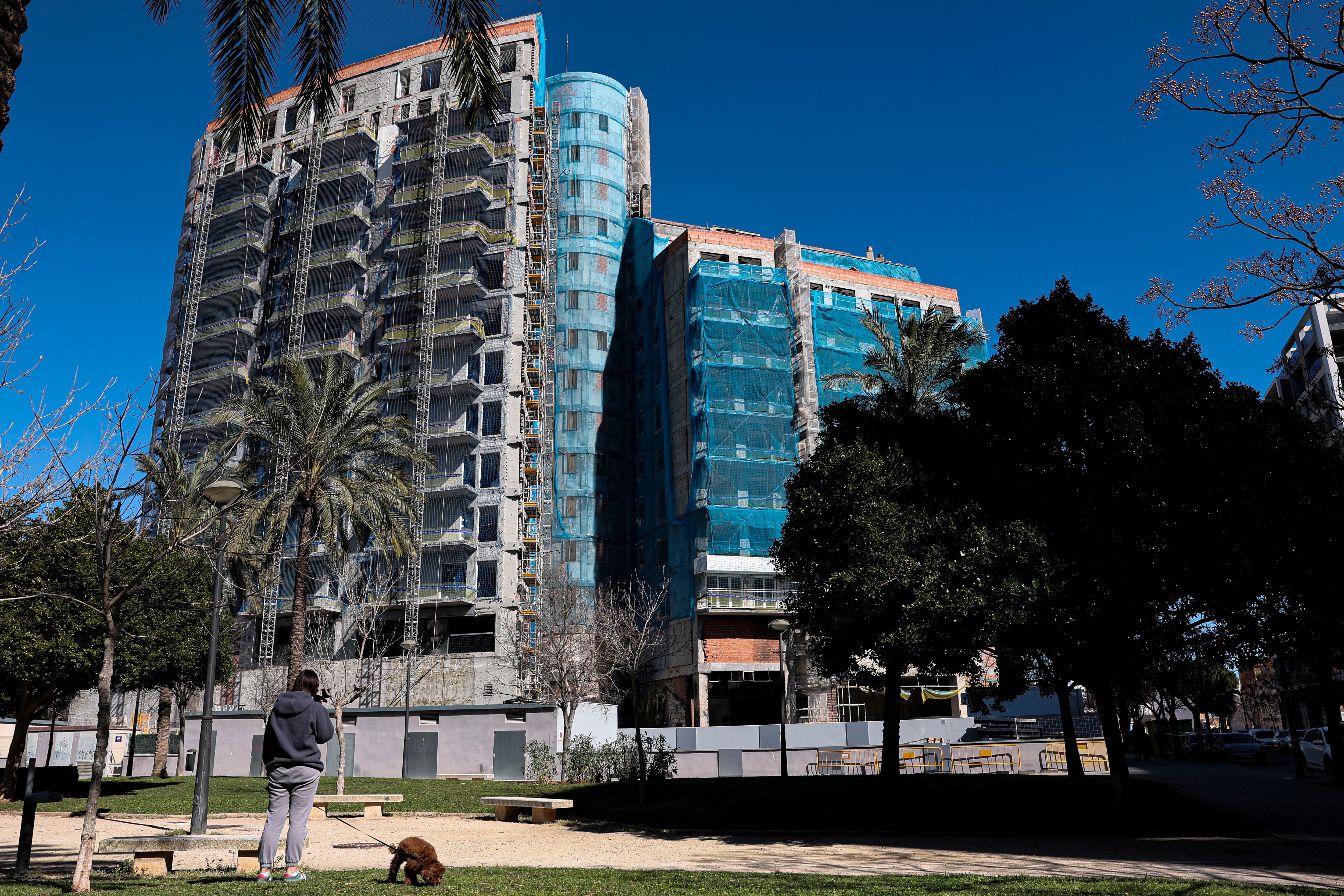  El edificio del barrio de Campanar de València devastado por un incendio el 22 de febrero de 2024, que dejó diez muertos y a centenares de familias sin nada, cumple este domingo dos años de la tragedia inmerso, desde hace más de seis meses, en su rehabilitación integral.