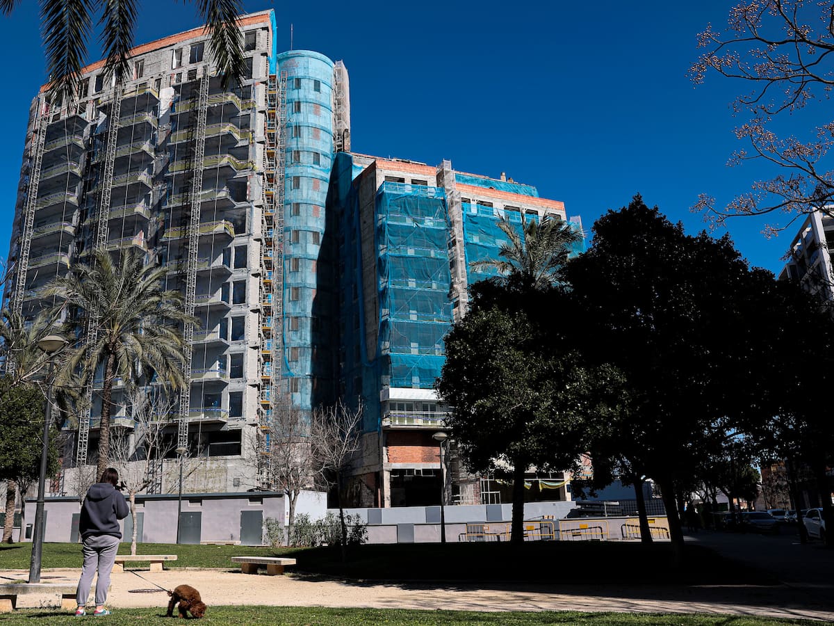 La alcaldesa de València pide cambios en el código de edificación para evitar incendios como el de Campanar