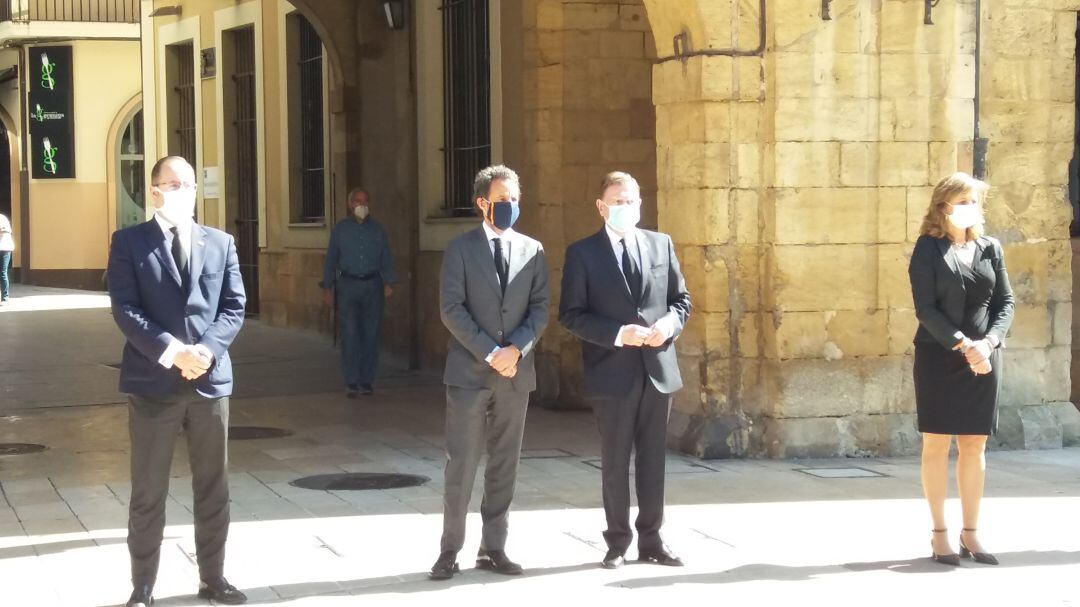 El minuto de silencio convocado por el Ayuntamiento se ha celebrado en la Plaza de la Constitución.