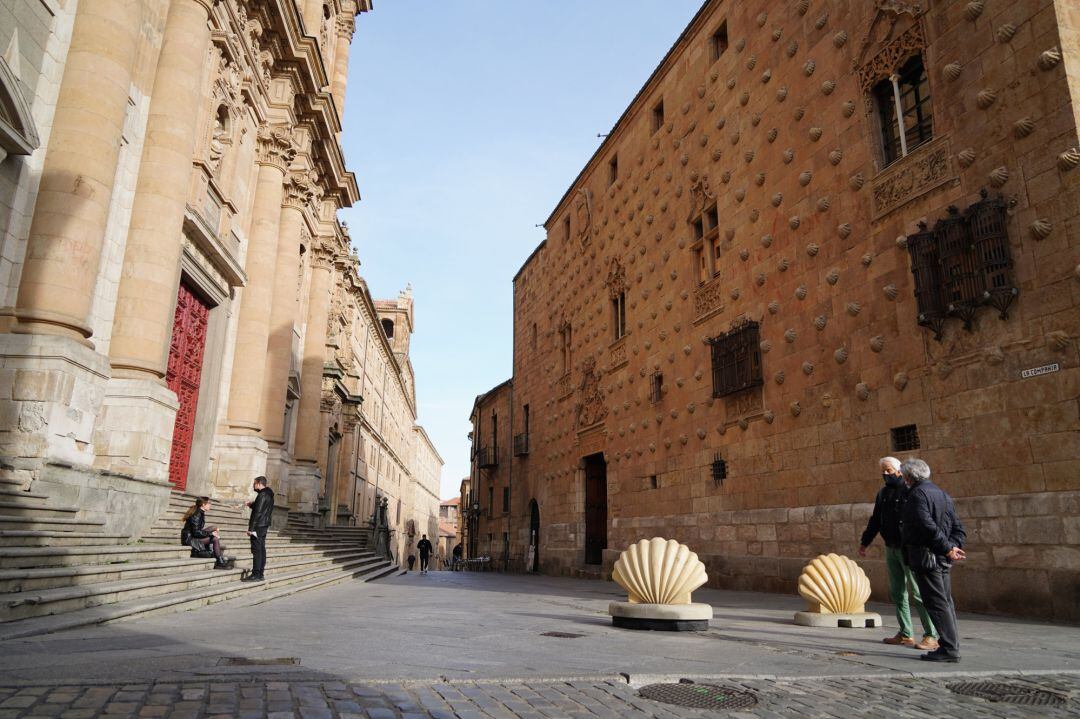 Algunos salmantinos pasean por el centro de Salamanca.