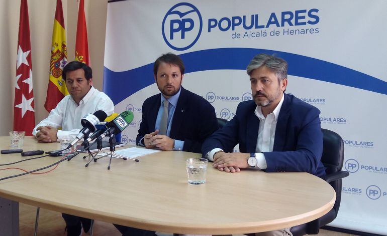 Marcelo Isoldi, Víctor Chacón y Octavio Martín en la sede del PP de Alcalá de Henares