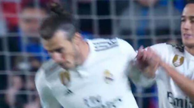 La imagen de Bale quitándose de encima a Lucas Vázquez en la celebración