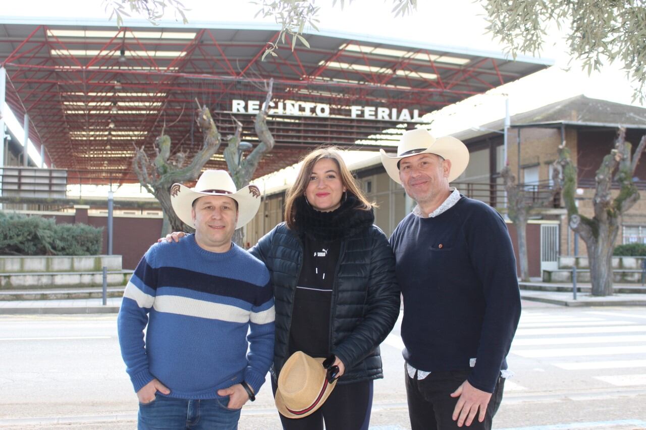 Concejales de Actos Populares, Francis Charles (izda), Juventud, Teresa Pallás, y Cultura, Juan Carlos García, frente al Recinto Ferial preparando la fiesta