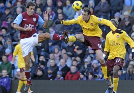 Pirés pelea un balón, en un partido con el Aston Villa