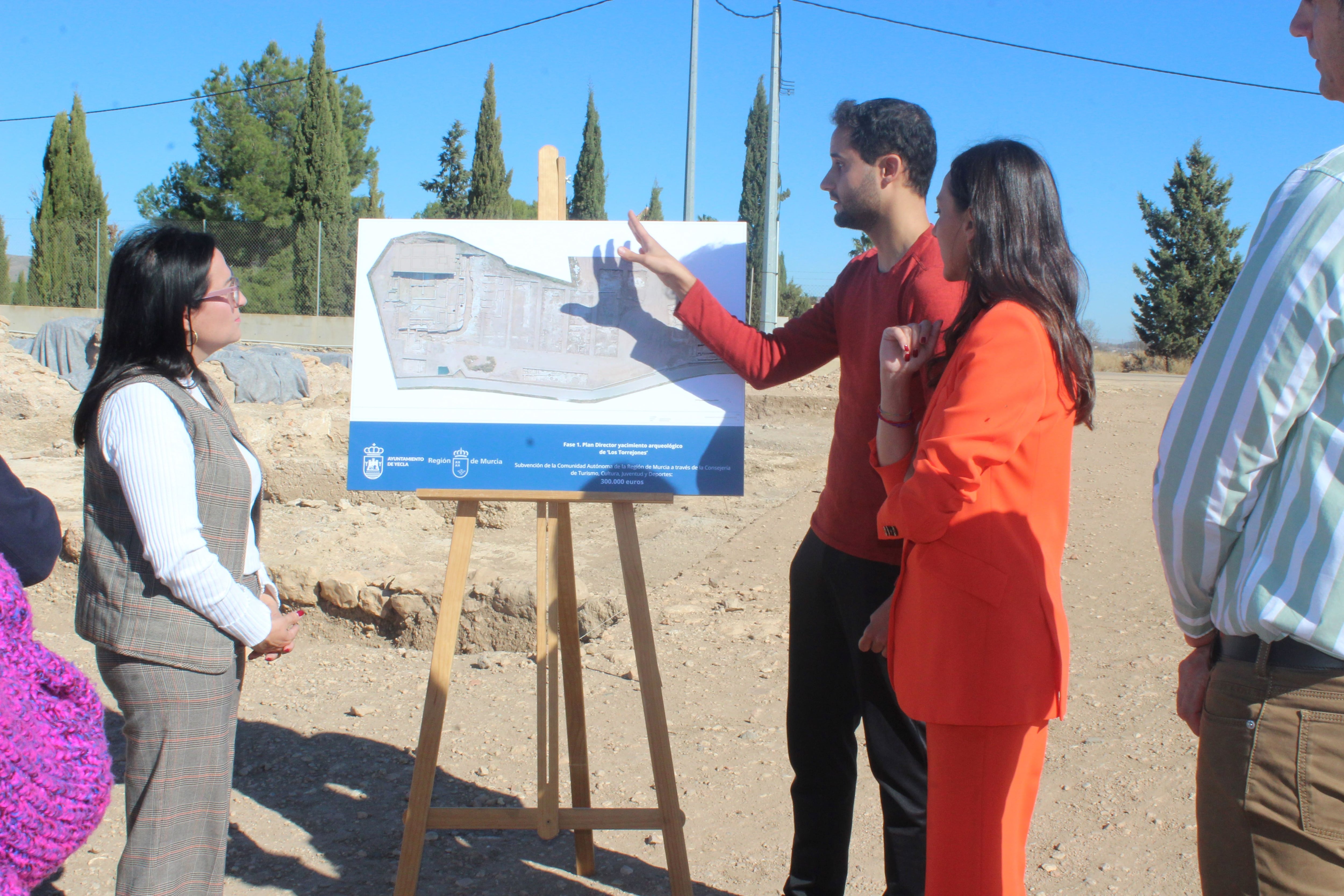 La alcaldesa junto a la consejera de Turismo, Cultura, Juventud y Deportes del Gobierno Regional, en la presentación del proyecto de recuperación de los baños árabes de ‘Los Torrejones’