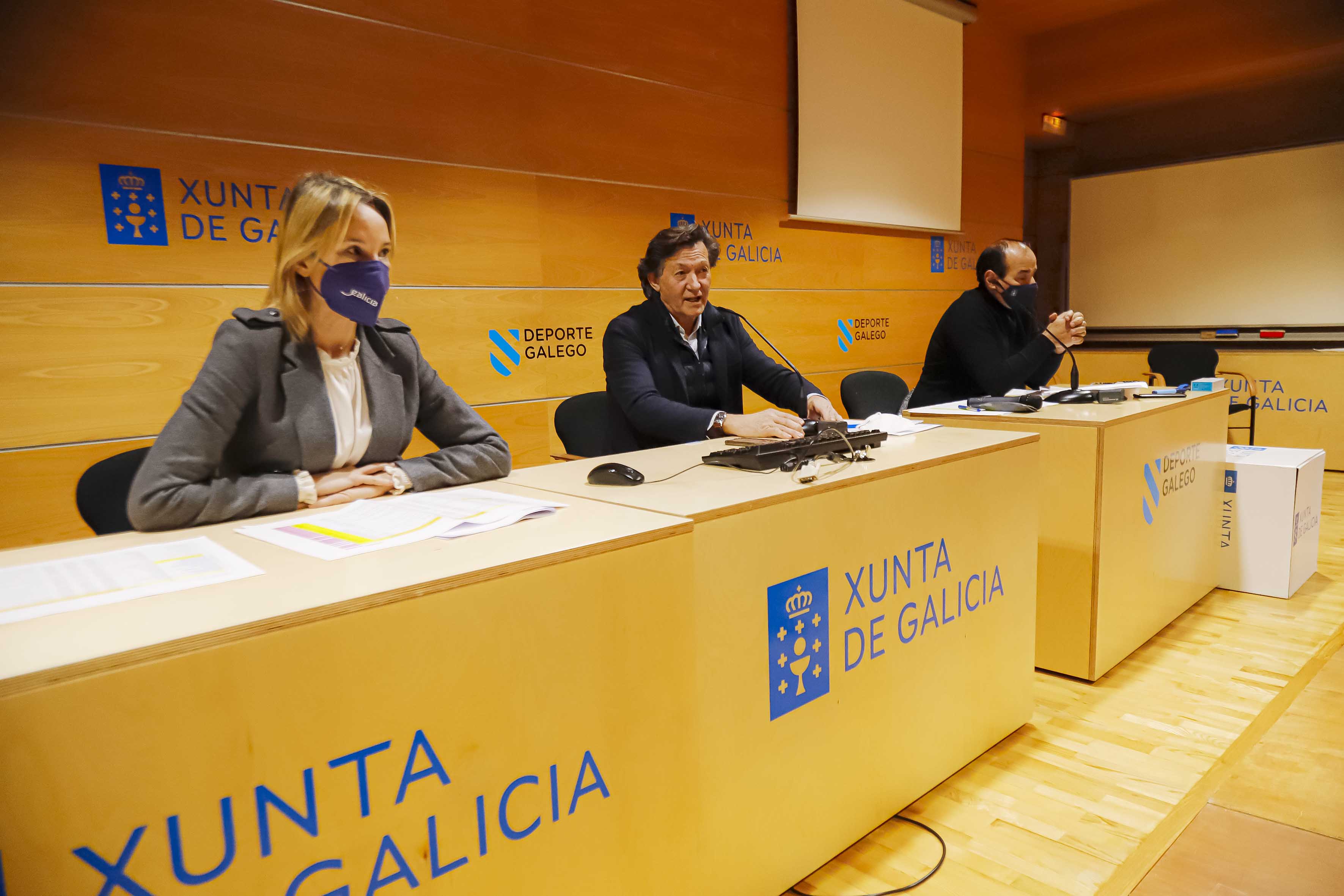 El secretario general para el Deporte, José Ramón Lete Lasa, y la delegada de la Xunta en Vigo, Marta Fernández-Tapias