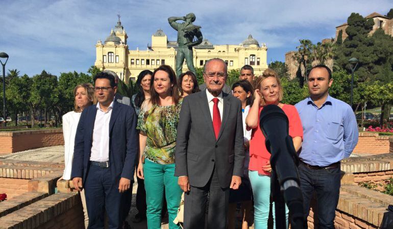 El candidato del PP, Francisco de la Torre, junto a buena parte de los miembros de su candidatura