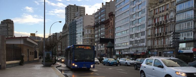 Bus interurbano en el centro de A Coruña