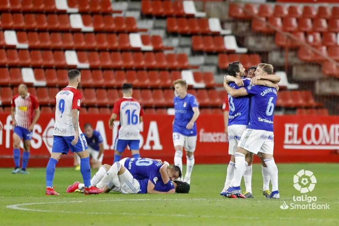 Desolación de los jugadores del Sporting ante la celebración de los del Oviedo