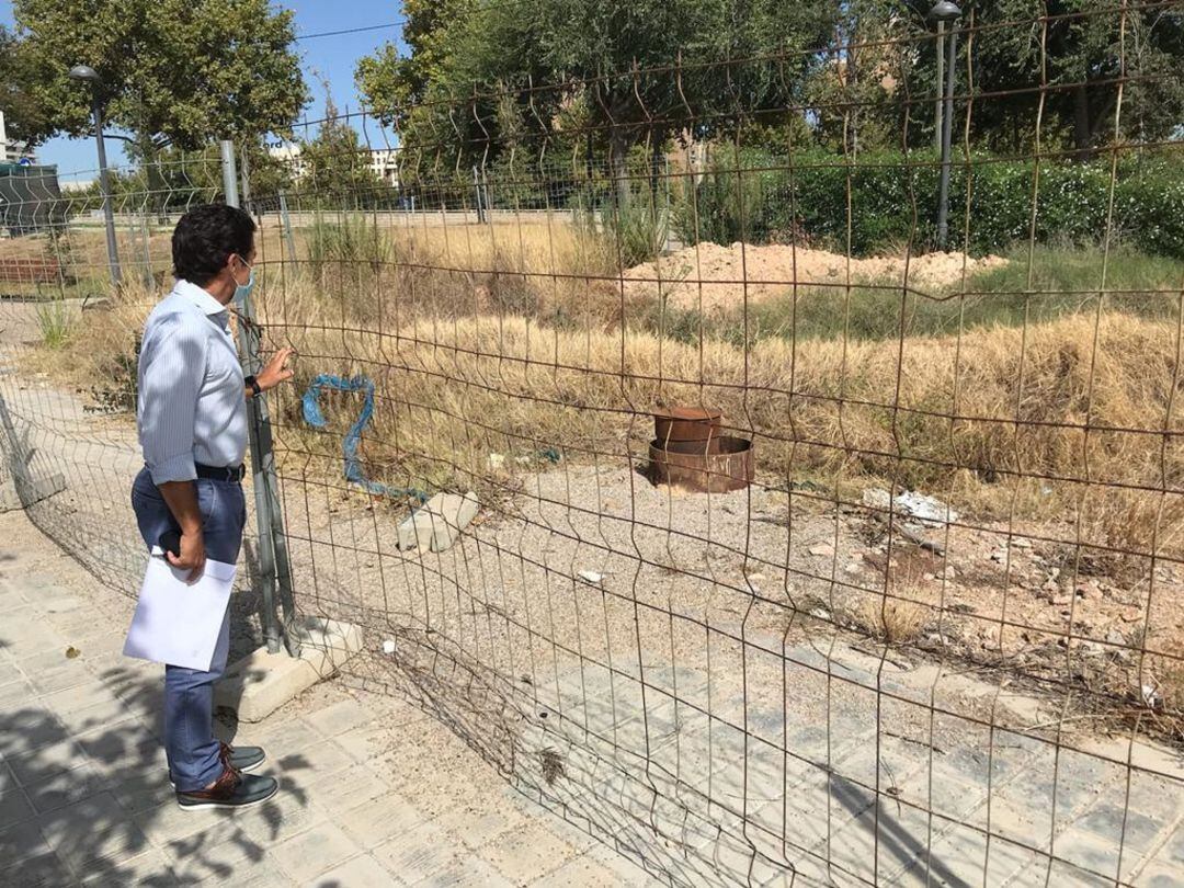 El concejal popular en el Ayuntamiento de València, Carlos Mundina, visitó las obras del pozo de Font d&#039;En Corts para conocer la situación. 