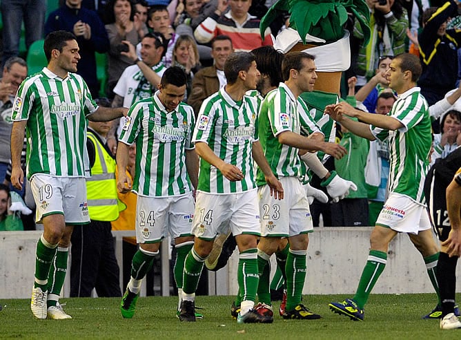 Los jugadores del Betis celebran un gol