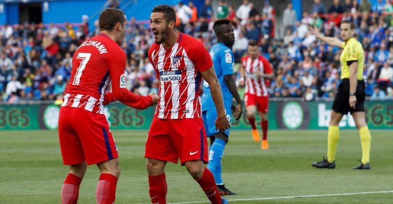 Koke celebra junto a Griezmann el único gol del partido