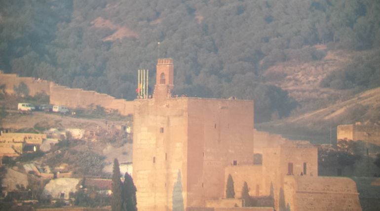 Banderas a media asta este sábado en la Torre de la Vela de la Alhambra de Granada por los atentados de París