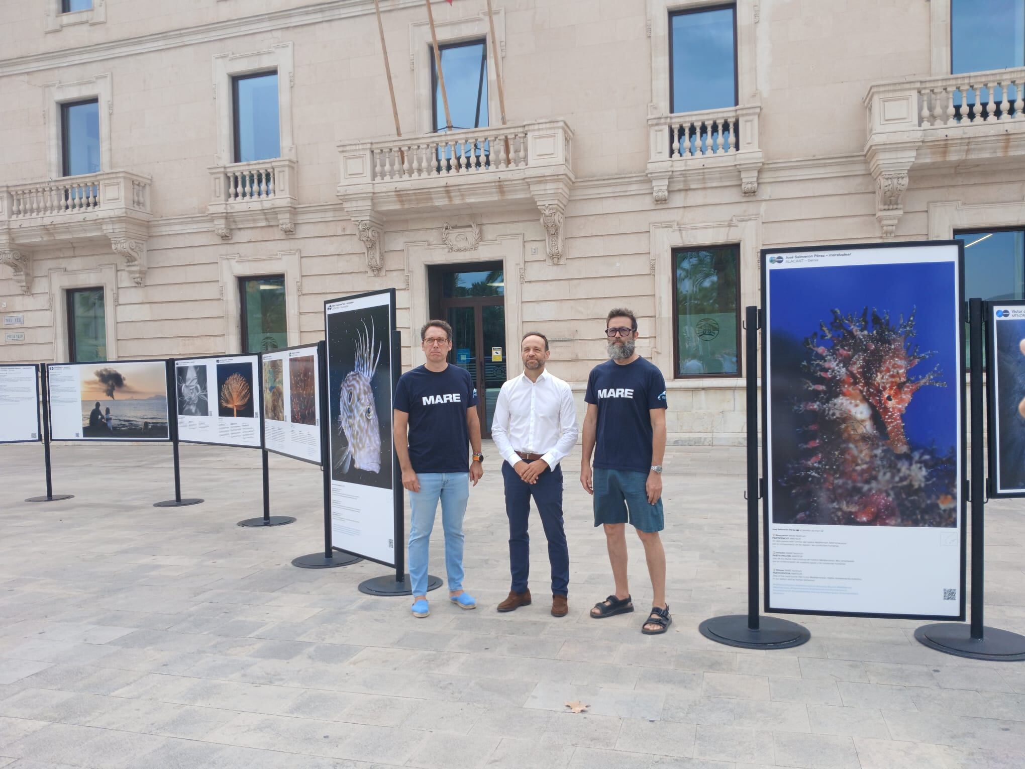 El director de APB, Toni Ginard, junto a miembros de MARE en la exposición 'La veu de la mar'