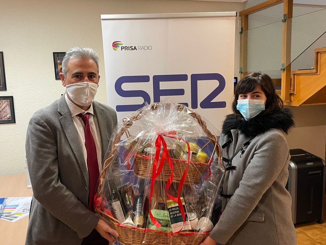 Entrega a Sara García de la cesta de la Reserva de la Biosfera.