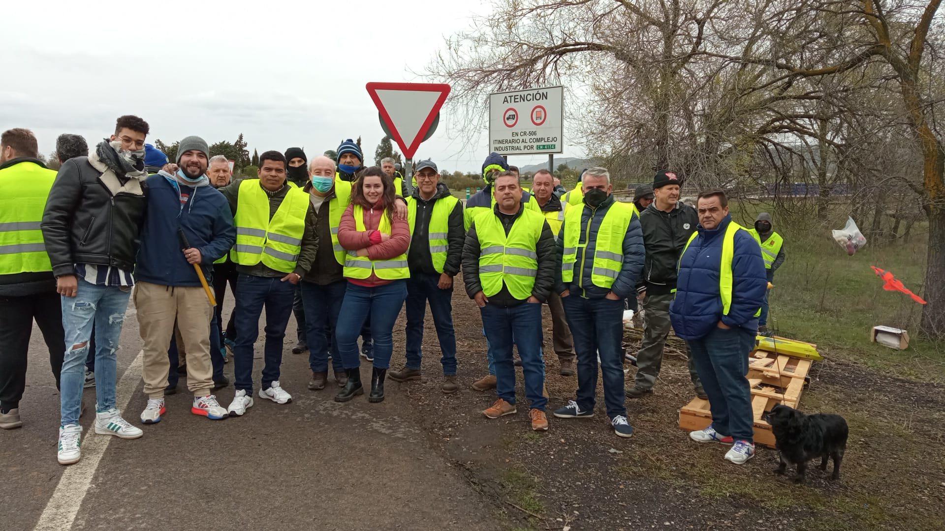 Transportistas en huelga en una de las rotondas que dan acceso a la Variante de Puertollano