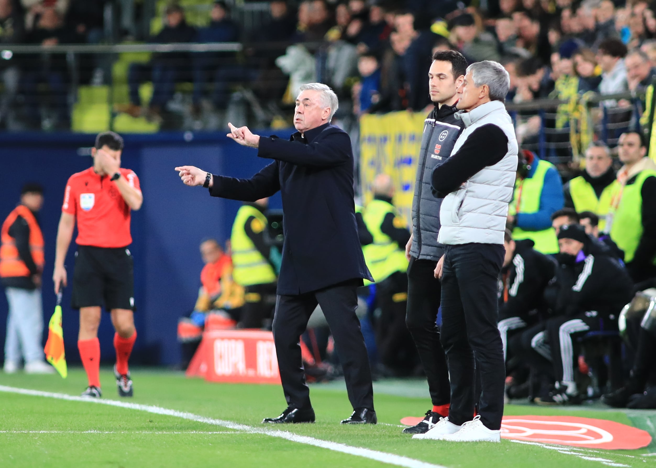 El entrenador del Real Madrid, Carlo Ancelotti, durante el partido de octavos de final de la Copa del Rey entre el Villarreal CF y el Real Madrid. EFE/ Domenech Castelló