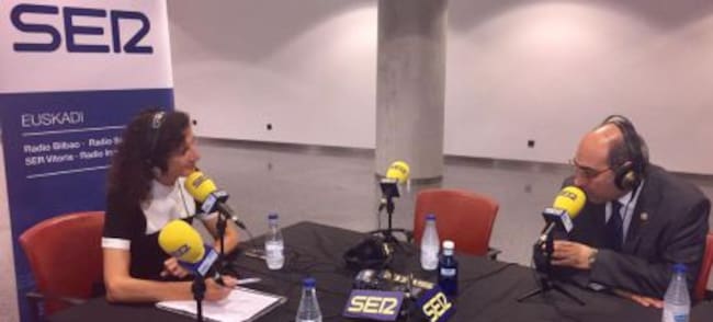 Eva Domaika entrevista al consejero Darpón