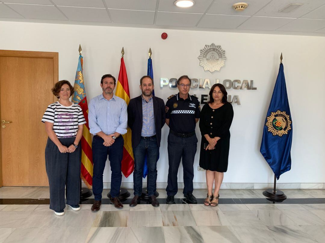 Representantes de la Asociación de Comerciantes del Centro Histórico de València se han reunido este martes con el concejal de Protección Ciudadana, Aarón Cano