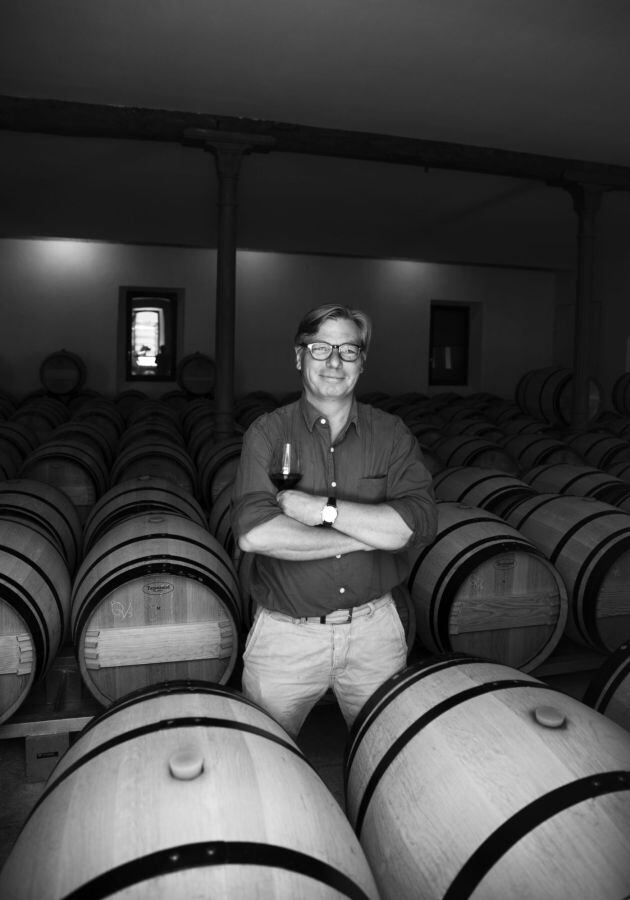 Peter Sisseck, entre barricas en una bodega