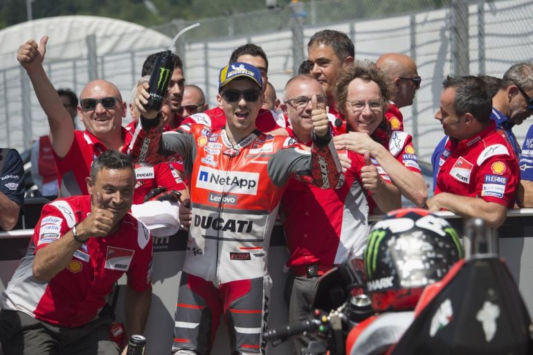 Lorenzo celebra con su equipo el segundo puesto en la clasificación