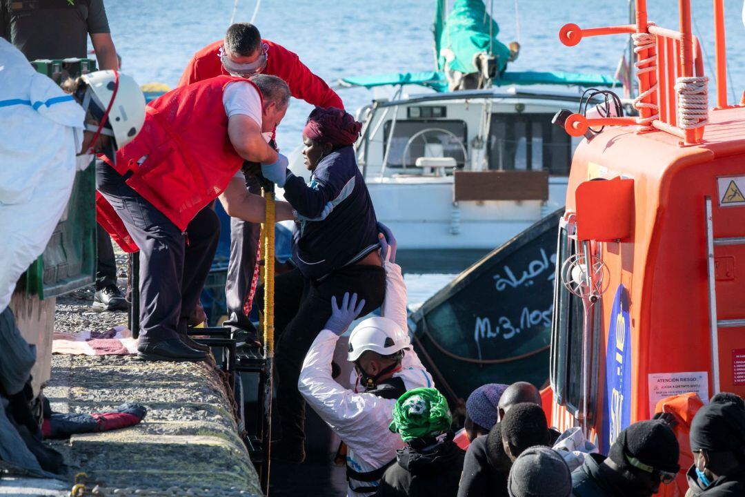  Llegada al puerto de Arguineguín (Gran Canaria) de un grupo de personas rescatadas el pasado miércoles