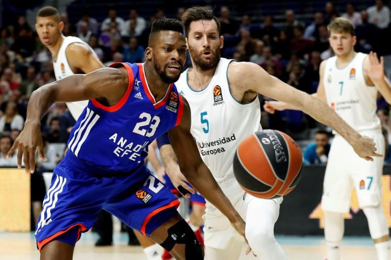 El alero del Real Madrid Rudy Fernández lucha el balón con el base estadounidense Toney Douglas.