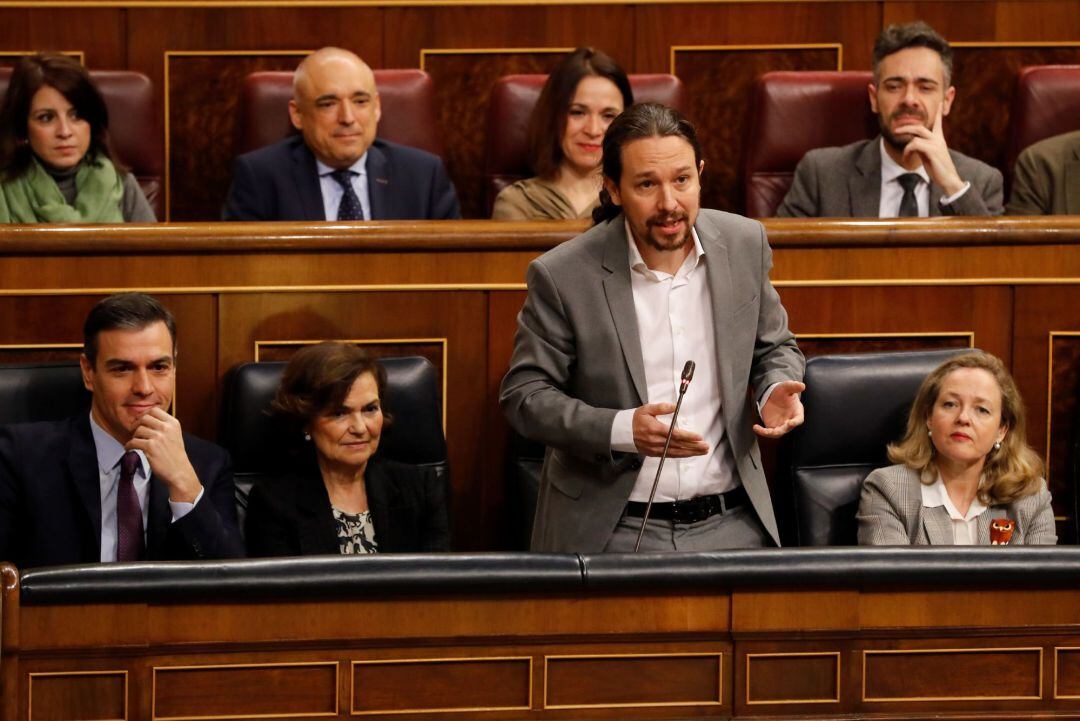 El vicepresidente segundo, Pablo Iglesias (2d), interviene durante la sesión de control celebrada, este miércoles, en el Congreso de los Diputados en Madrid.